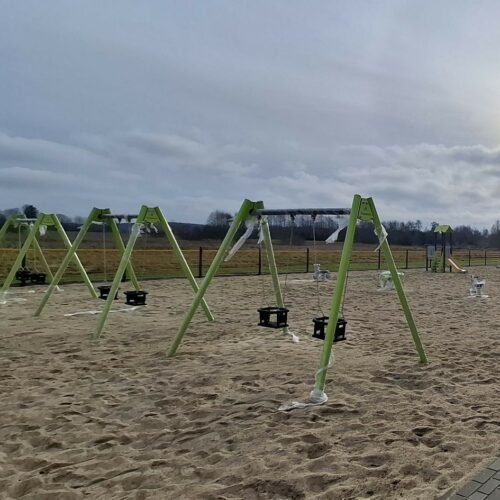 Dubbele schommel 9 Met een robuust frame en comfortabele zitjes biedt deze dubbele schommel urenlang speelplezier en avontuur voor kinderen van alle leeftijden